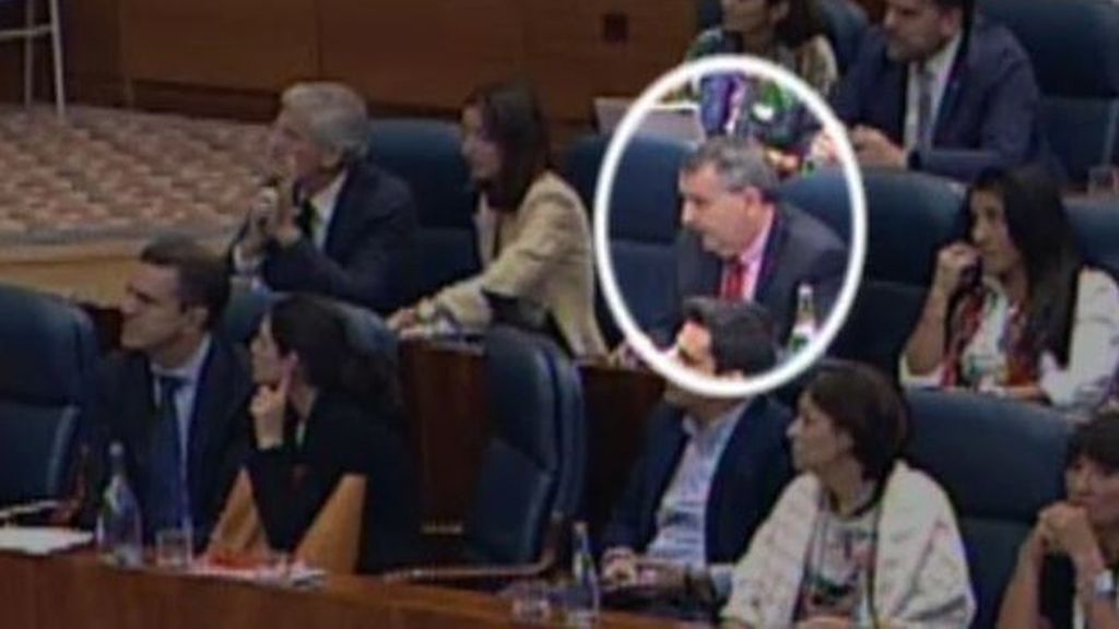 Un diputado socialista pillado haciendo un 'meme' en el pleno de la Asamblea de Madrid