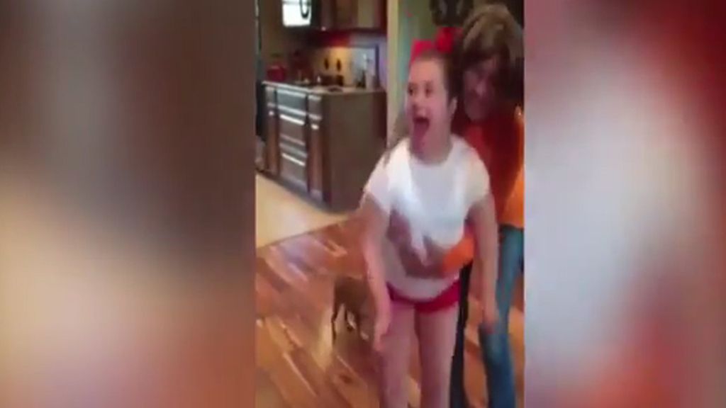 Una niña con síndrome de Down, emocionada al descubrir que es 'cheerleader'