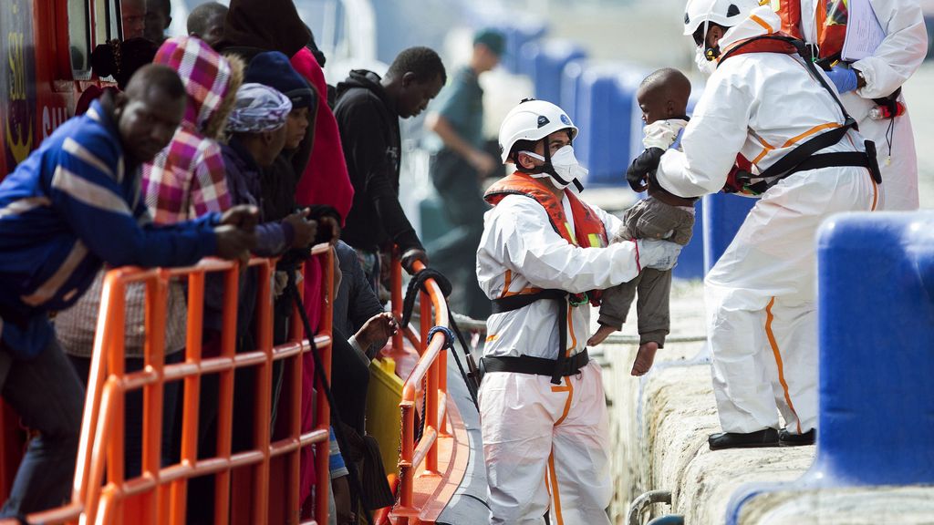 Rescatan a 56 inmigrantes en una patera el mar de Alborán