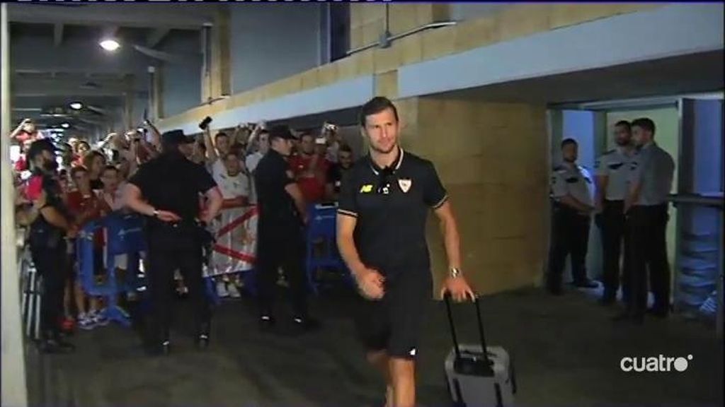 El Sevilla, aclamado y recibido como un campeón en su llegada al aeropuerto