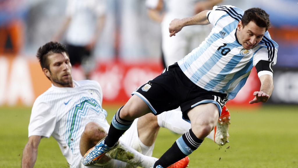 Messi pasa de las arcadas al gol con Argentina
