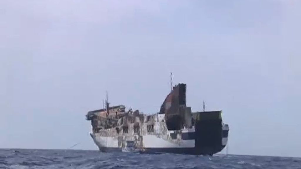 El Sorrento es remolcado al puerto de Sagunto