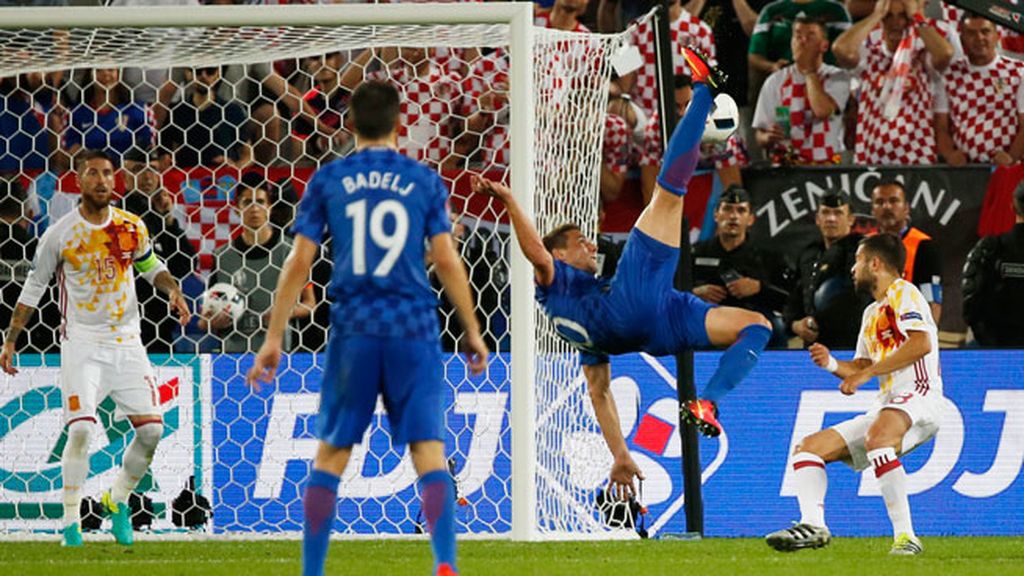 ¡Ocasión de peligro para Croacia! Tres remates en una jugada con chilena incluida