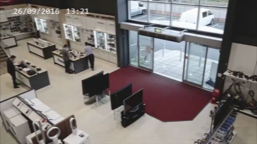 Esto es ser patoso: Tirar cuatro televisores de golpe sin querer