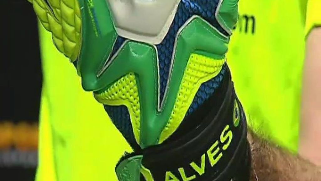 Diego Alves presenta sus guantes para el Mundial