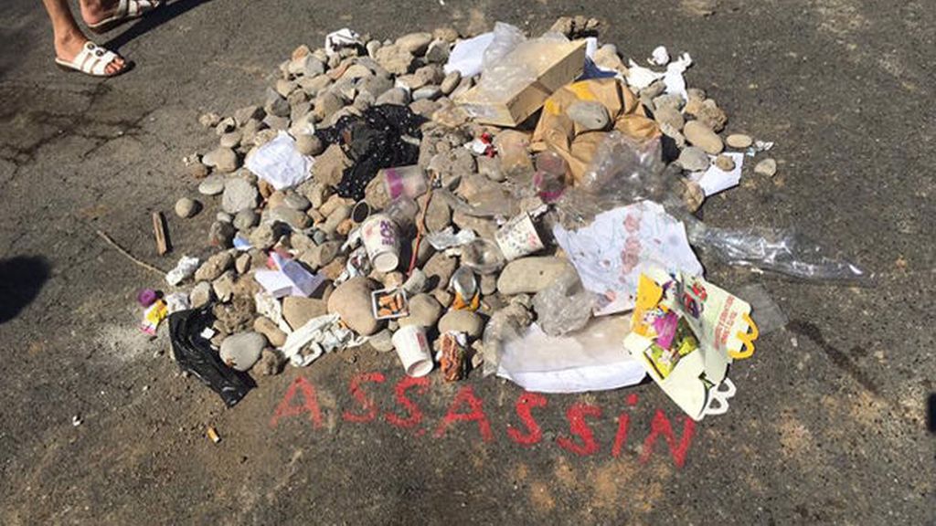 El 'homenaje' de los vecinos al terrorista de Niza, escupitajos, piedras, y patadas