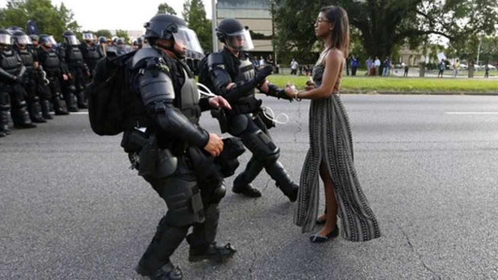 La mujer, símbolo de las protesta raciales en Baton Rouge