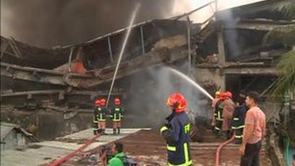 Al menos 21 muertos en el incendio de una fábrica textil en Bangladesh