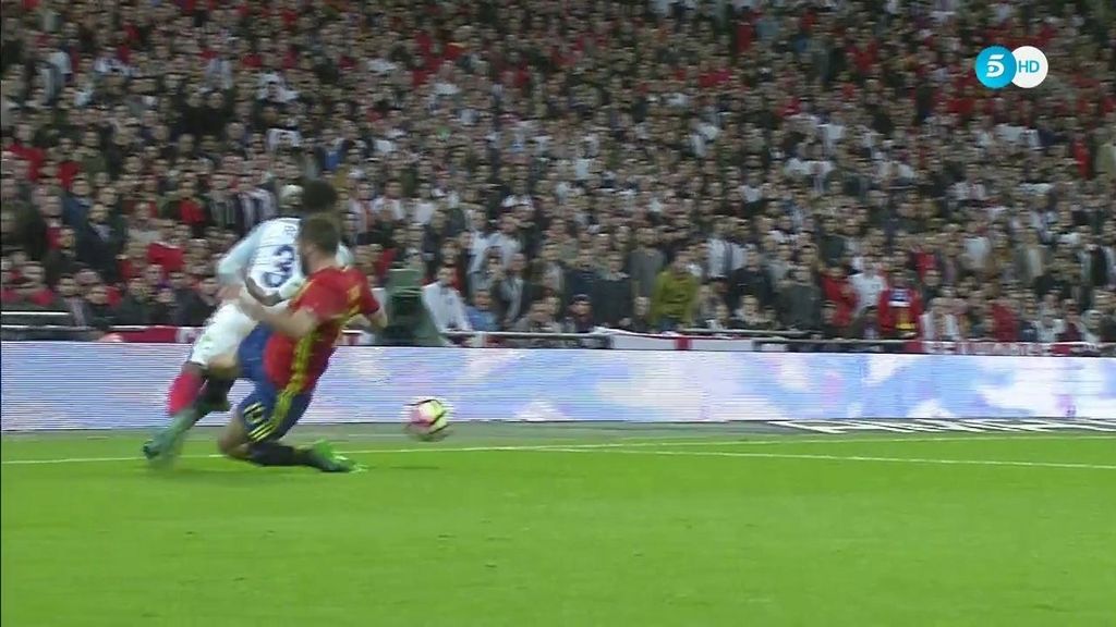 Carvajal se pasa de frenada en Wembley y arrolla a Rose en la línea de fondo