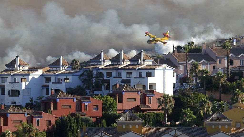 Desalojadas más de 400 personas por un incendio en la Línea de la Concepción
