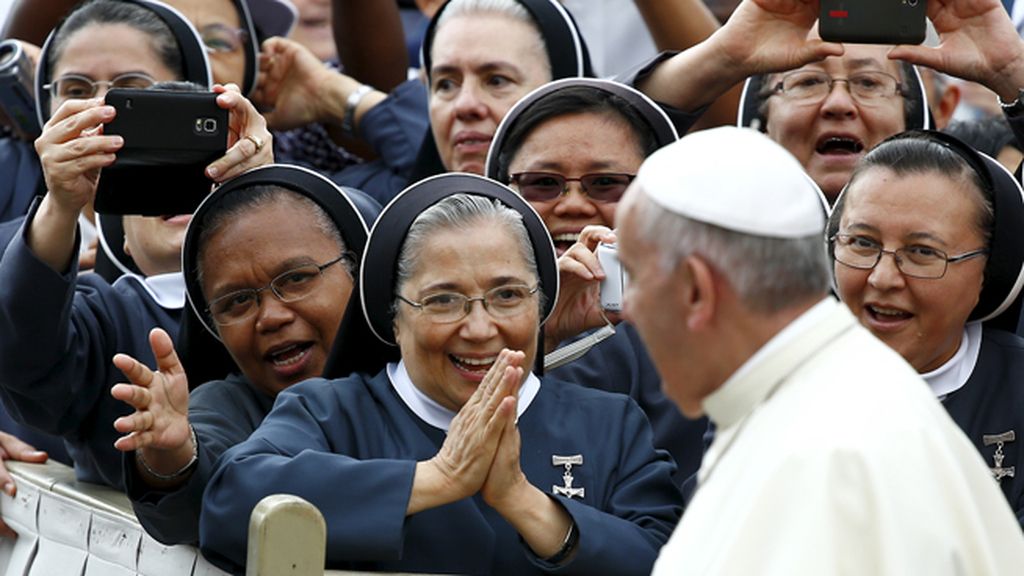 El Papa plantea que las mujeres puedan bautizar o casar