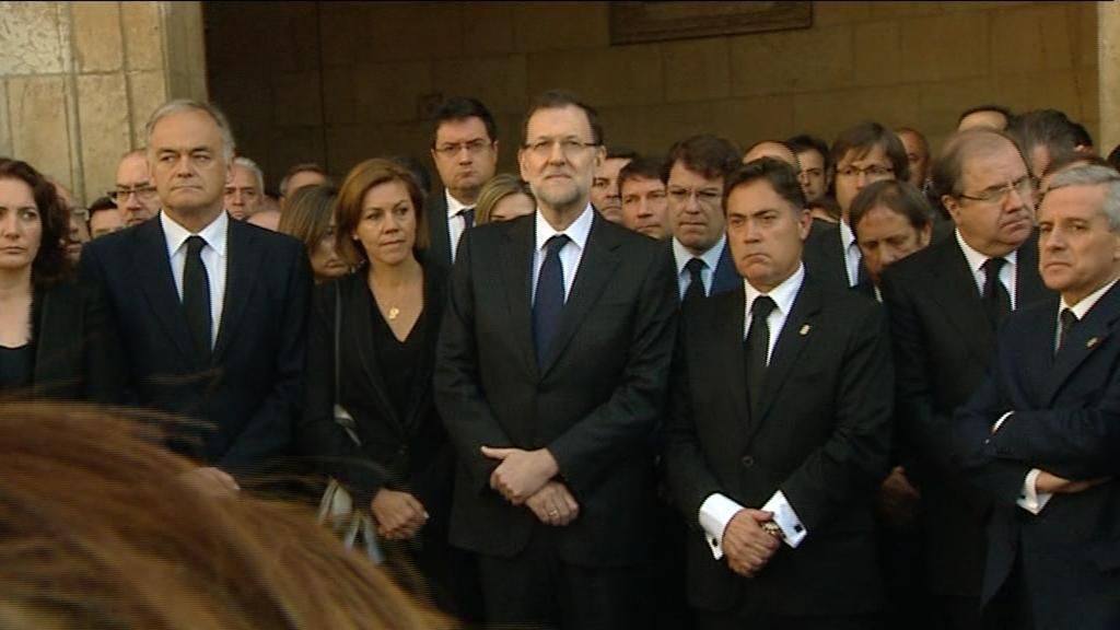 Rajoy y Cospedal acompañan a la familia de Isabel Carrasco en la capilla ardiente