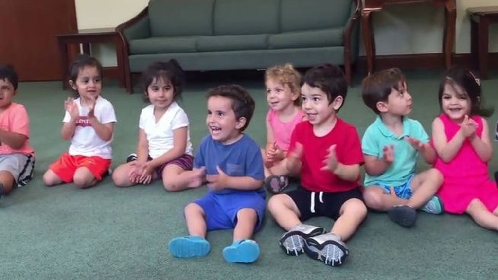 La contagiosa risa de un niño aprendiendo a dar palmas en clase