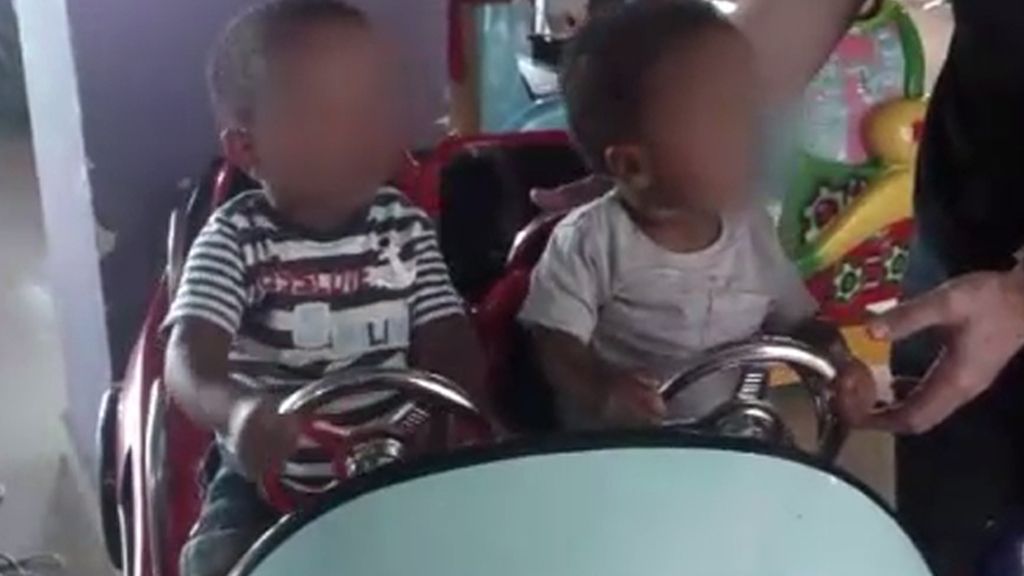 Segundo día de las dos parejas españolas sin sus hijos adoptados en Etiopía