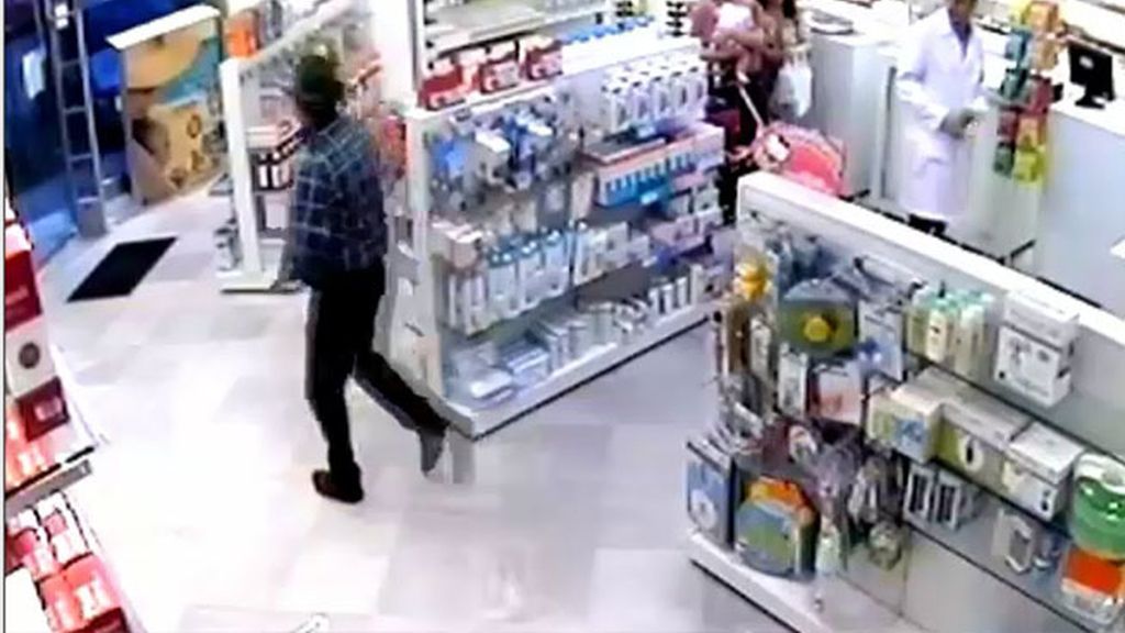 Un atracador con una pistola intenta robar en una farmacia y nadie le hace caso