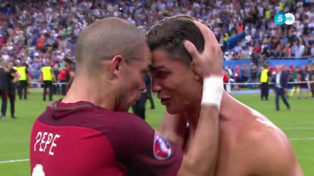 El abrazo entre lágrimas de Pepe a Cristiano: dobles campeones de Europa en un mes
