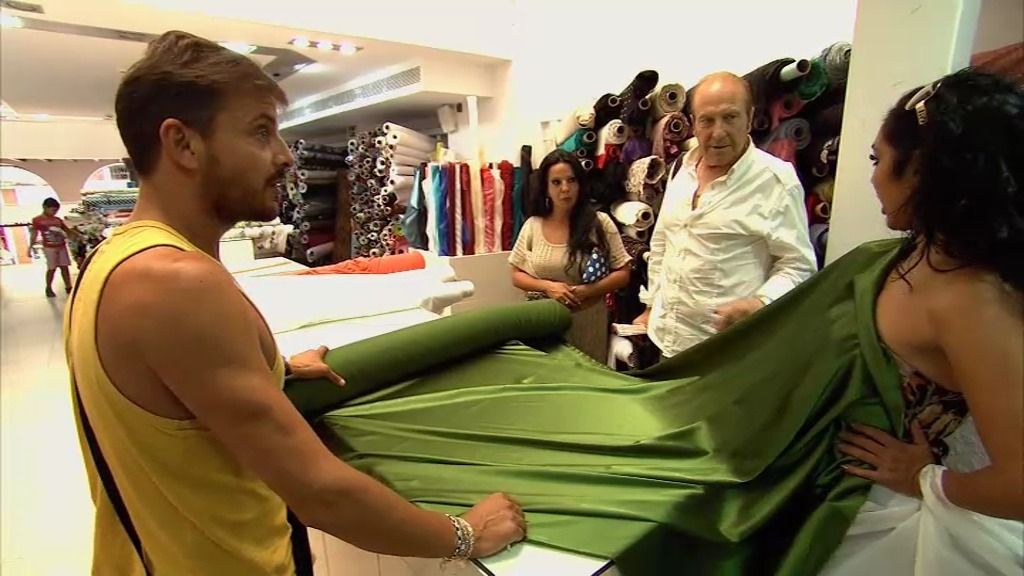 Juan Andrés sufre comprando telas con las bailaoras del cuadro flamenco