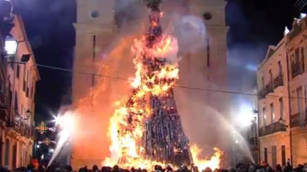 Arde la hoguera más grande del mundo por San Antón