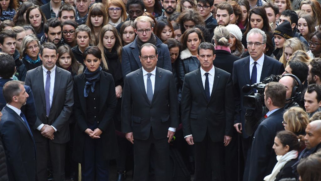 París guarda un minuto de silencio por las víctimas de los ataques en París