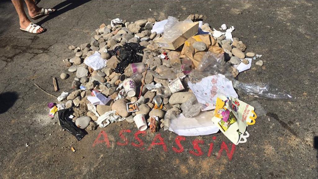 El 'homenaje' de los vecinos al terrorista de Niza, escupitajos, piedras, y patadas