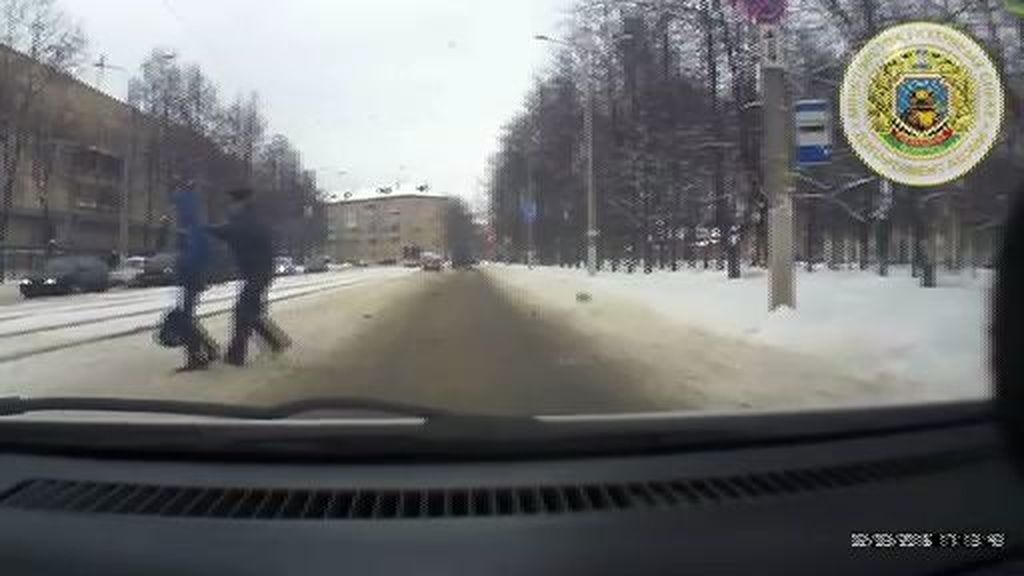 Un policía salva a un niño de un atropello en Bielorrusia al protegerlo con su cuerpo