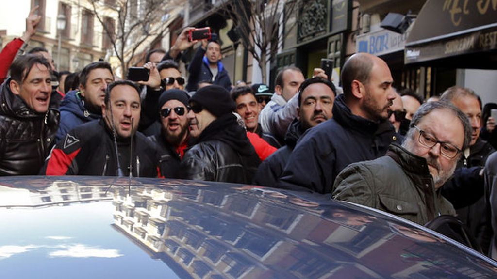 Policías municipales de Madrid rodean y acosan a su concejal de seguridad