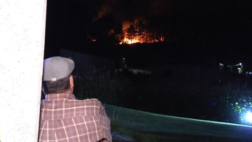 Noche en vela por el fuego en Sotomayor