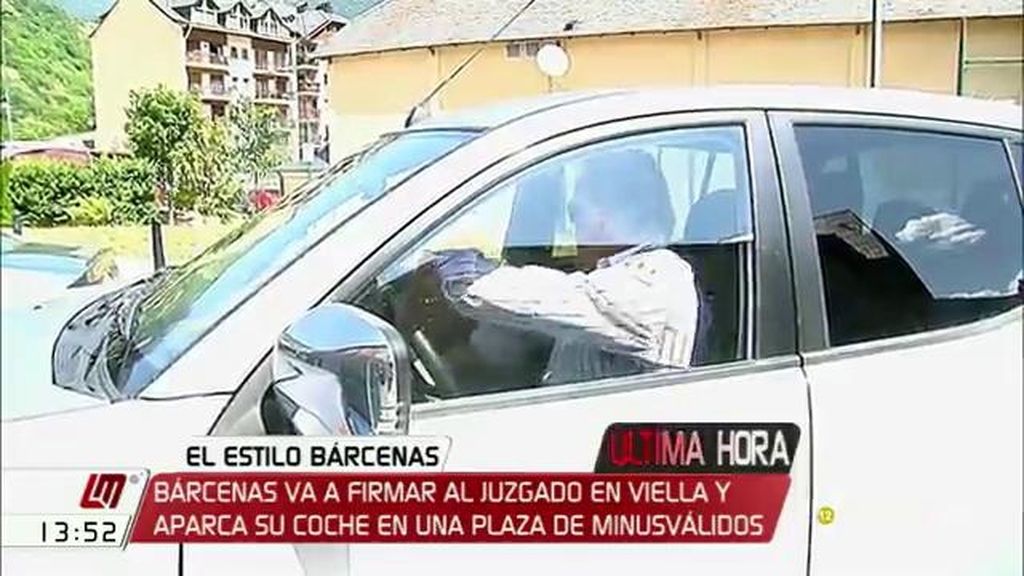 Bárcenas firma en el juzgado en Viella y aparca en una plaza de discapacitados