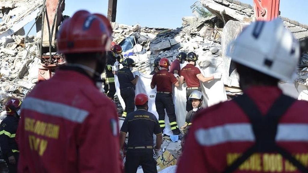 Amatrice, la zona cero del terremoto de Italia, sigue buscando supervivientes