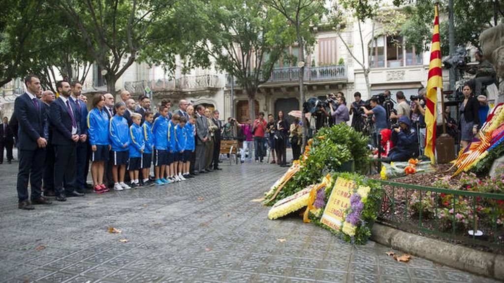 Barça y Español se suman a la Diada con su ofrenda floral