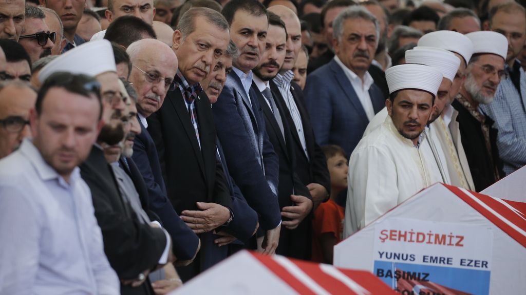 Los turcos muestran su lealtad al presidente tras el intento fallido de golpe de Estado