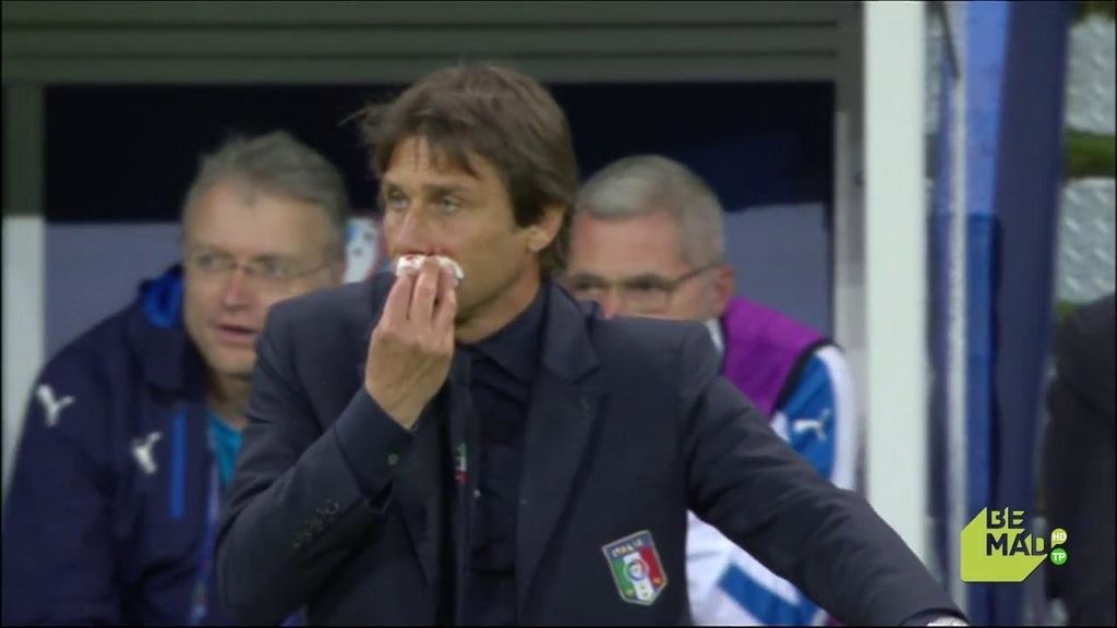 Italia celebra muy efusiva un gol y... ¡Conte se lleva un golpe que le hace sangrar!