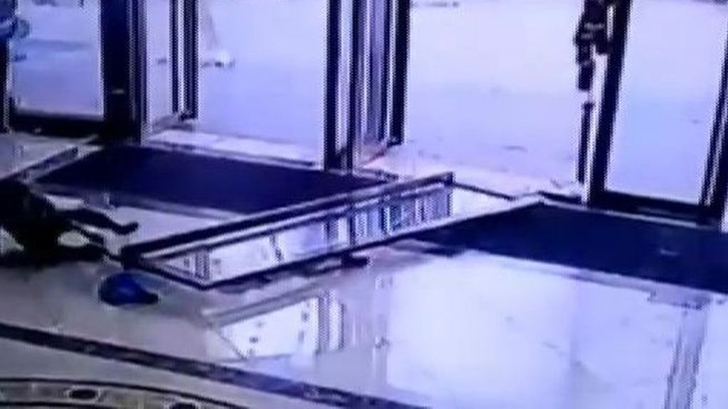 Una niña sobrevive milagrosamente tras caerle una puerta de cristal encima