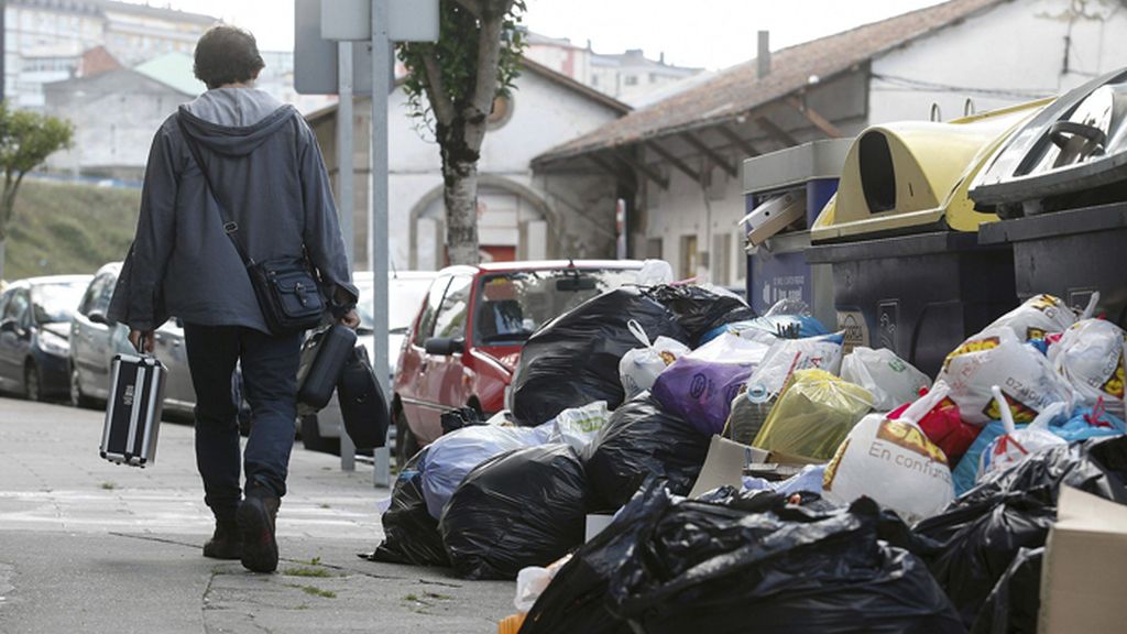 Empresa y sindicatos negocian en Lugo para poner fin a la huelga de recogida de basura
