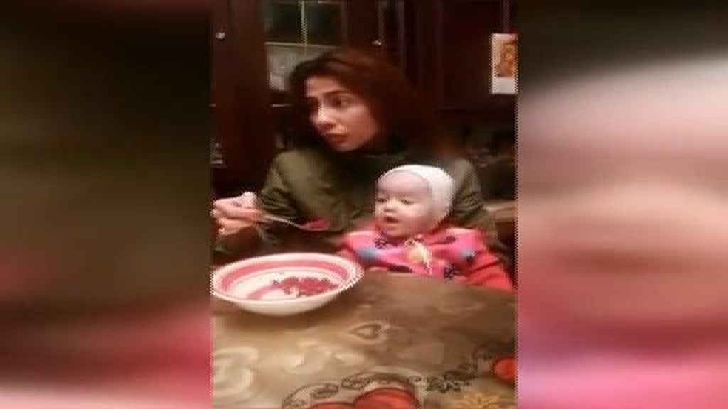 Esta pequeña intentando comerse la comida de su madre ha enternecido las redes