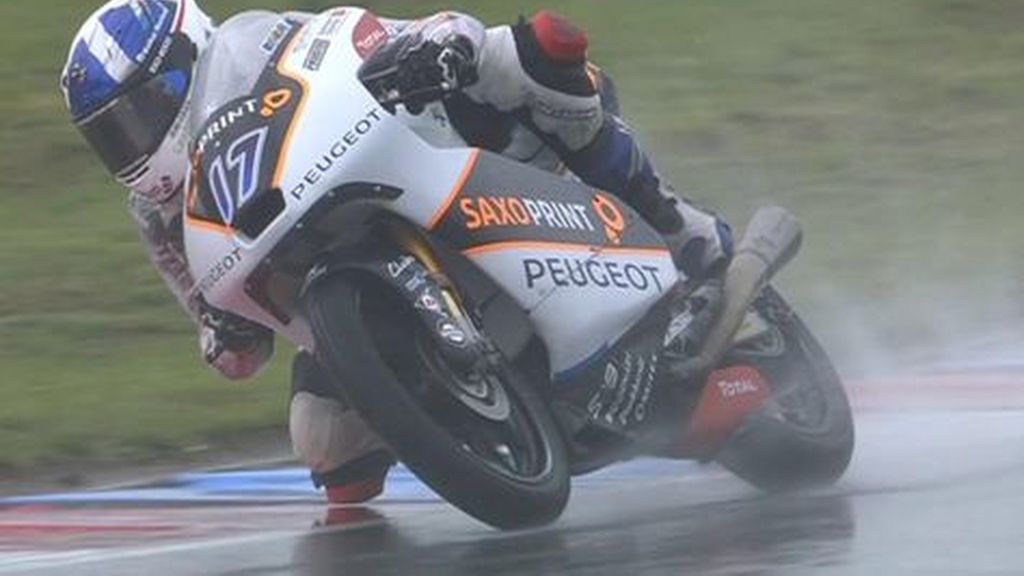 McPhee resiste a la lluvia y a los charcos en Brno y gana la carrera de Moto3