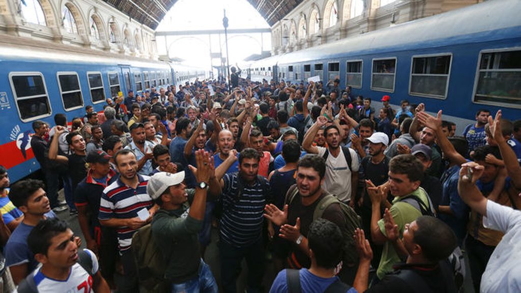 Budapest reabre la estación de tren pero impide entrar a los refugiados
