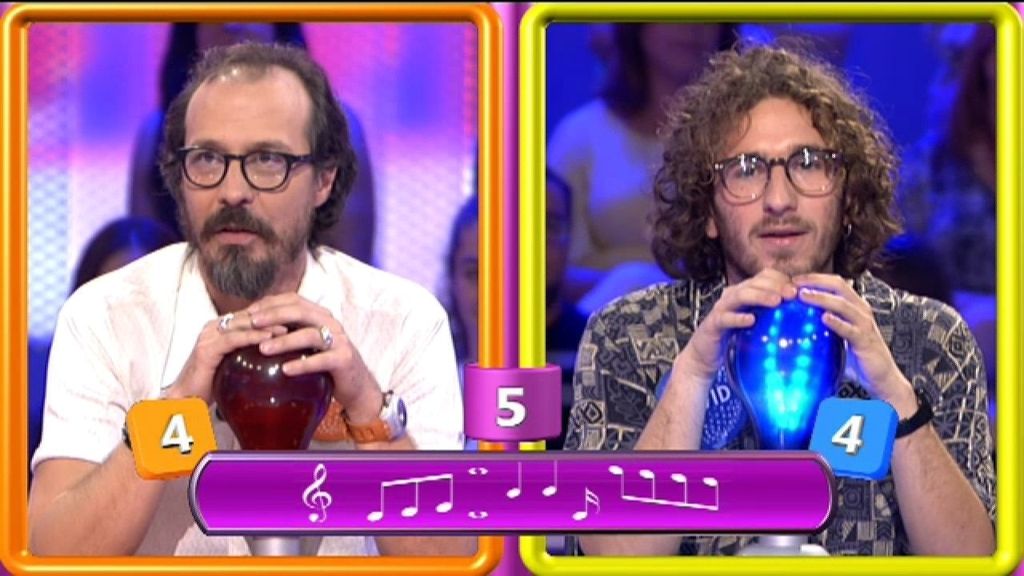 David Castillo, cantando por George Michael con el look de Fito Páez