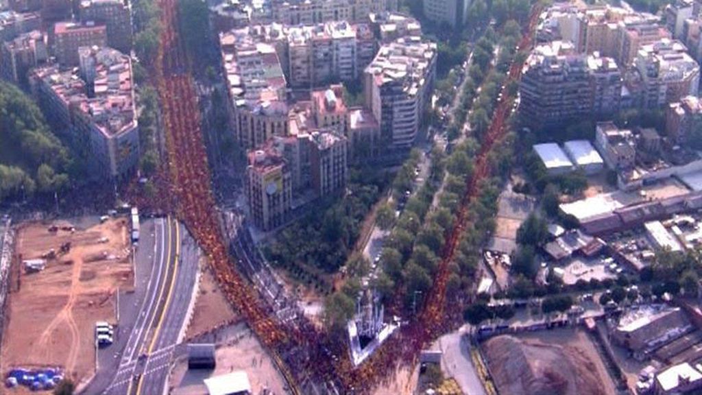 Miles de catalanes formar una 'V' reclamando el derecho a votar
