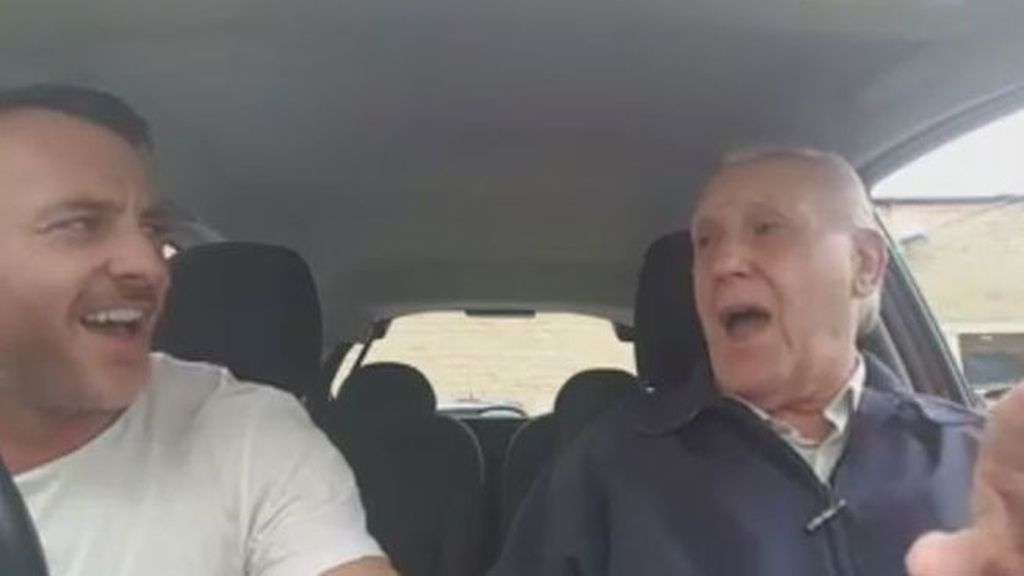 El padre enfermo de Alzheimer que vuelve a ser él cuando canta junto a su hijo