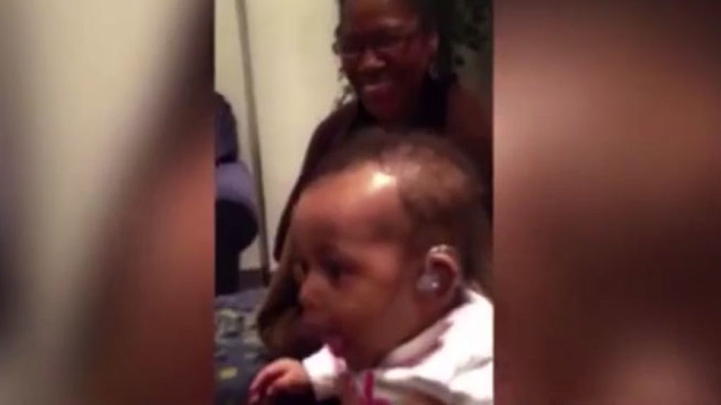 La reacción de un bebé sordo que oye por primera vez