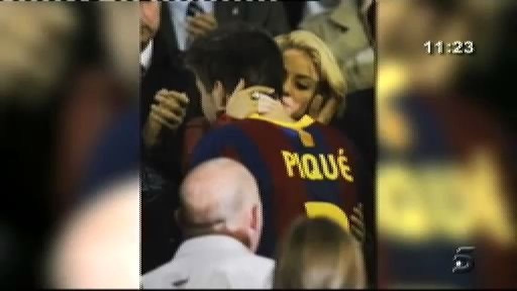 Shakira le canta a Piqué