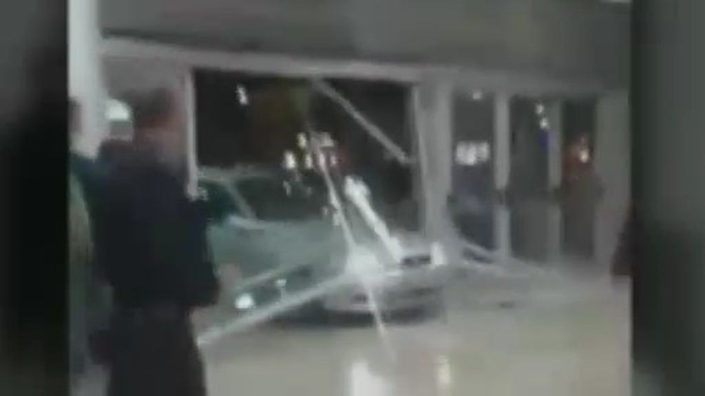 Los Mossos buscan a los responsables del alunizaje del centro comercial en Sant Boi