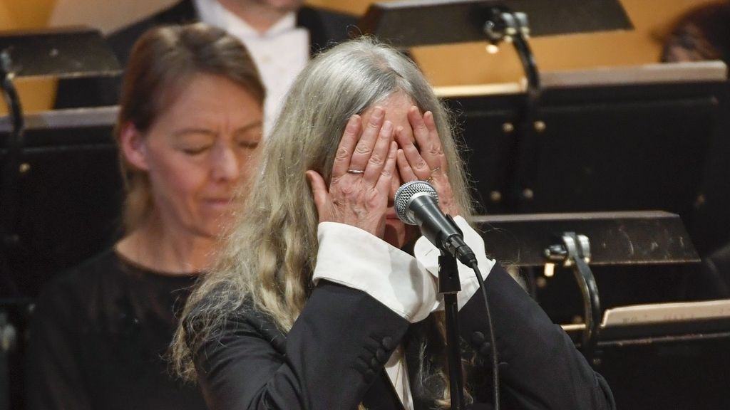 Patti Smith se queda en blanco mientras cantaba en la entrega de los Nobel
