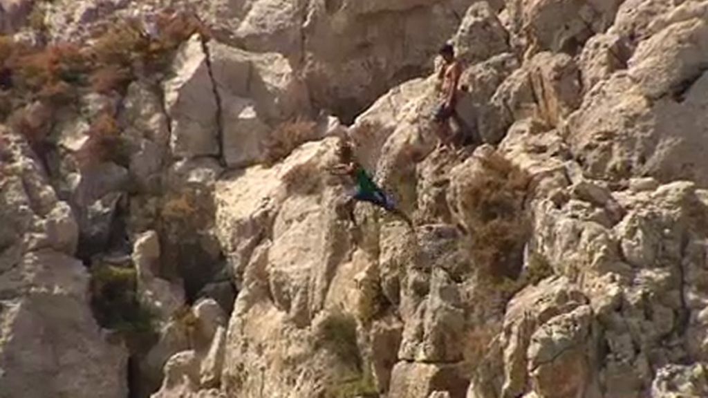Muere un joven en una playa de Almería tras lanzarse al agua desde una roca