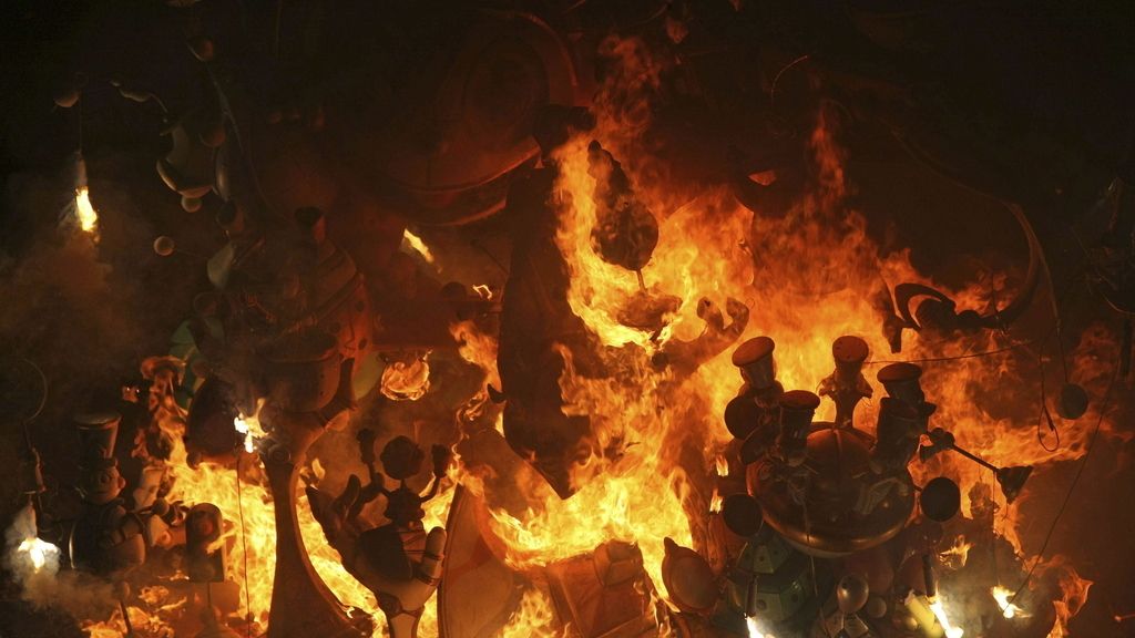 Alicante despide San Juan con la quema de las hogueras