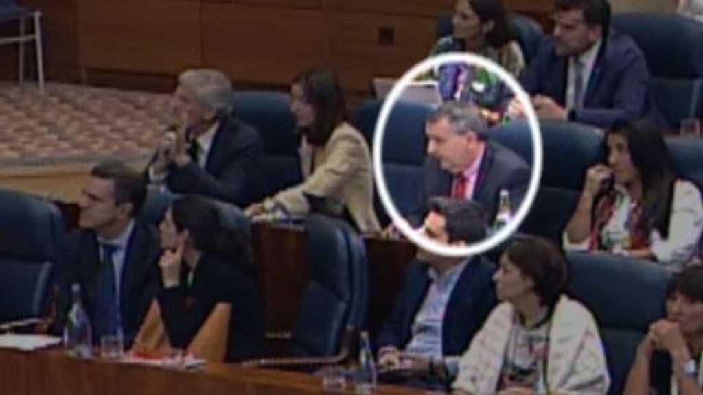 Un diputado socialista pillado haciendo un 'meme' en el pleno de la Asamblea de Madrid