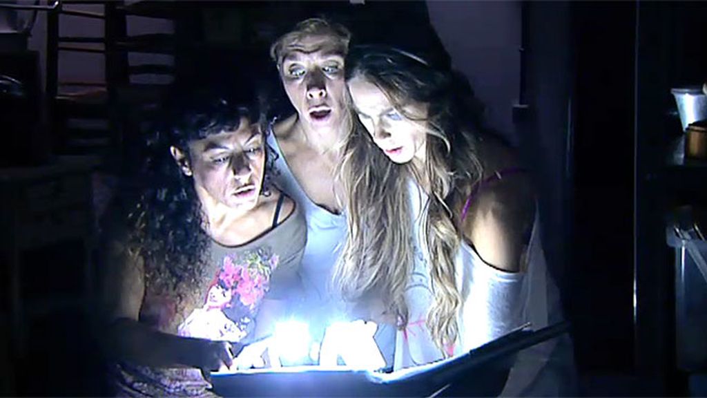 Raquel, Nines y la Cuqui descubren el trastero del horror de Doña Fina