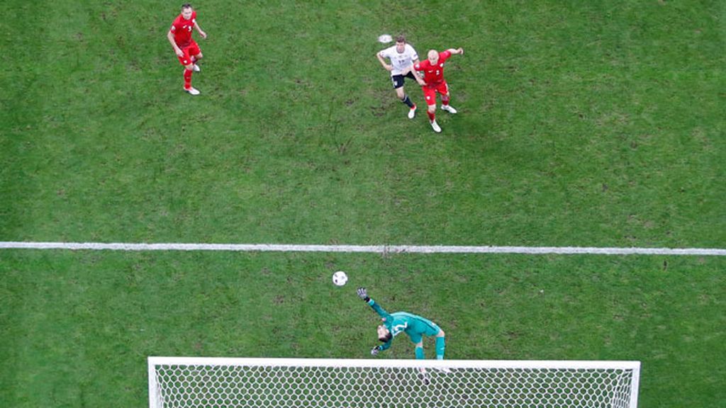 ¡Paradón de Fabianski! El meta polaco sacó una gran mano al tiro de Özil