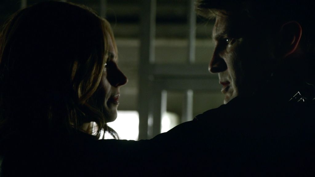 Castle se encierra en una celda con Beckett para resolver el caso... y su matrimonio